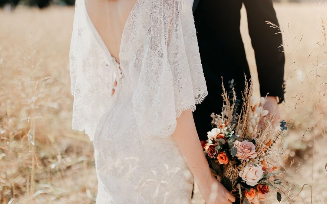 Vestido de novia con capa, único y a medida con De La Cruz Atelier