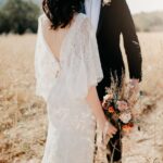 Vestido de novia con capa, único y a medida con De La Cruz Atelier