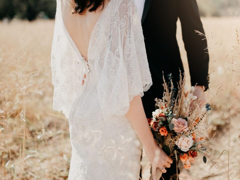 Vestido de novia con capa, único y a medida con De La Cruz Atelier