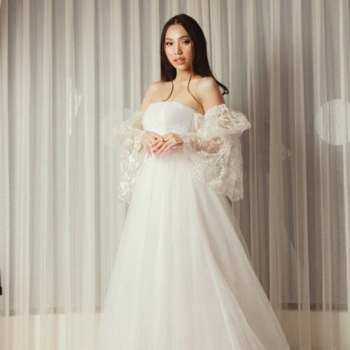 Vestido de novia con capa, único y a medida con De La Cruz Atelier