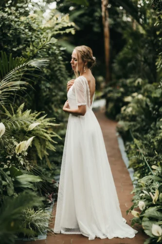 Diseño bohemio de vestido de novia con espalda descubierta